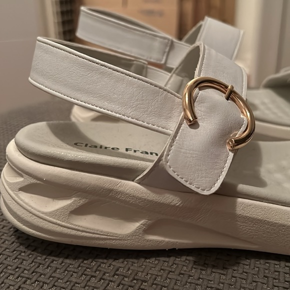 Comfortable white sandals. Gold detail. Trendy :) - Picture 4 of 4